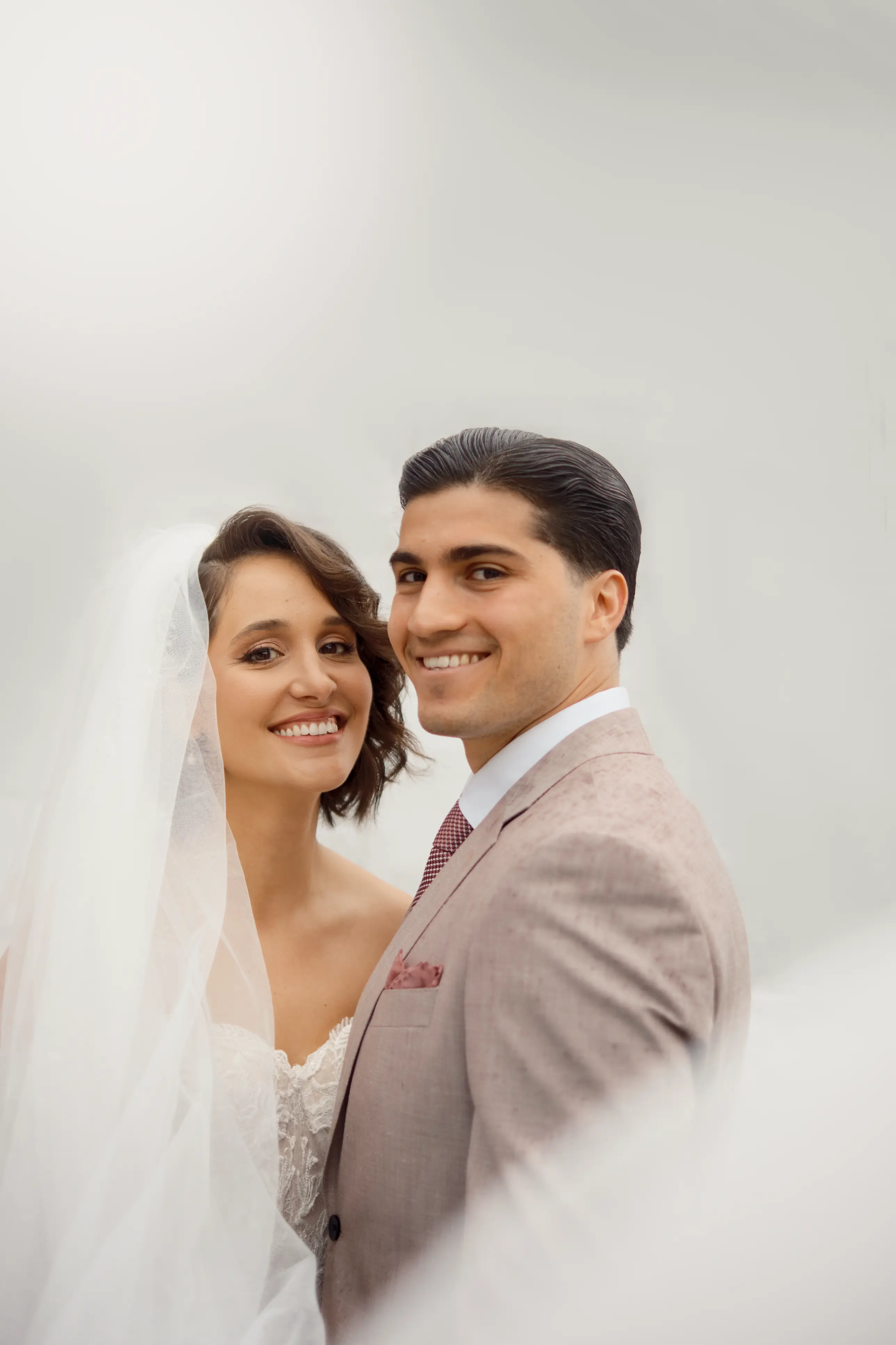 Hochzeitspaar das in die Kamera schaut