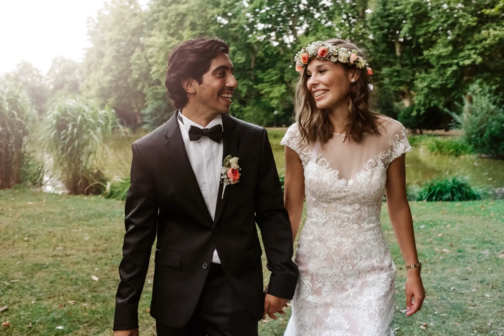 Hochzeitspaar das sich auf einer Wiese in die Augen schaut