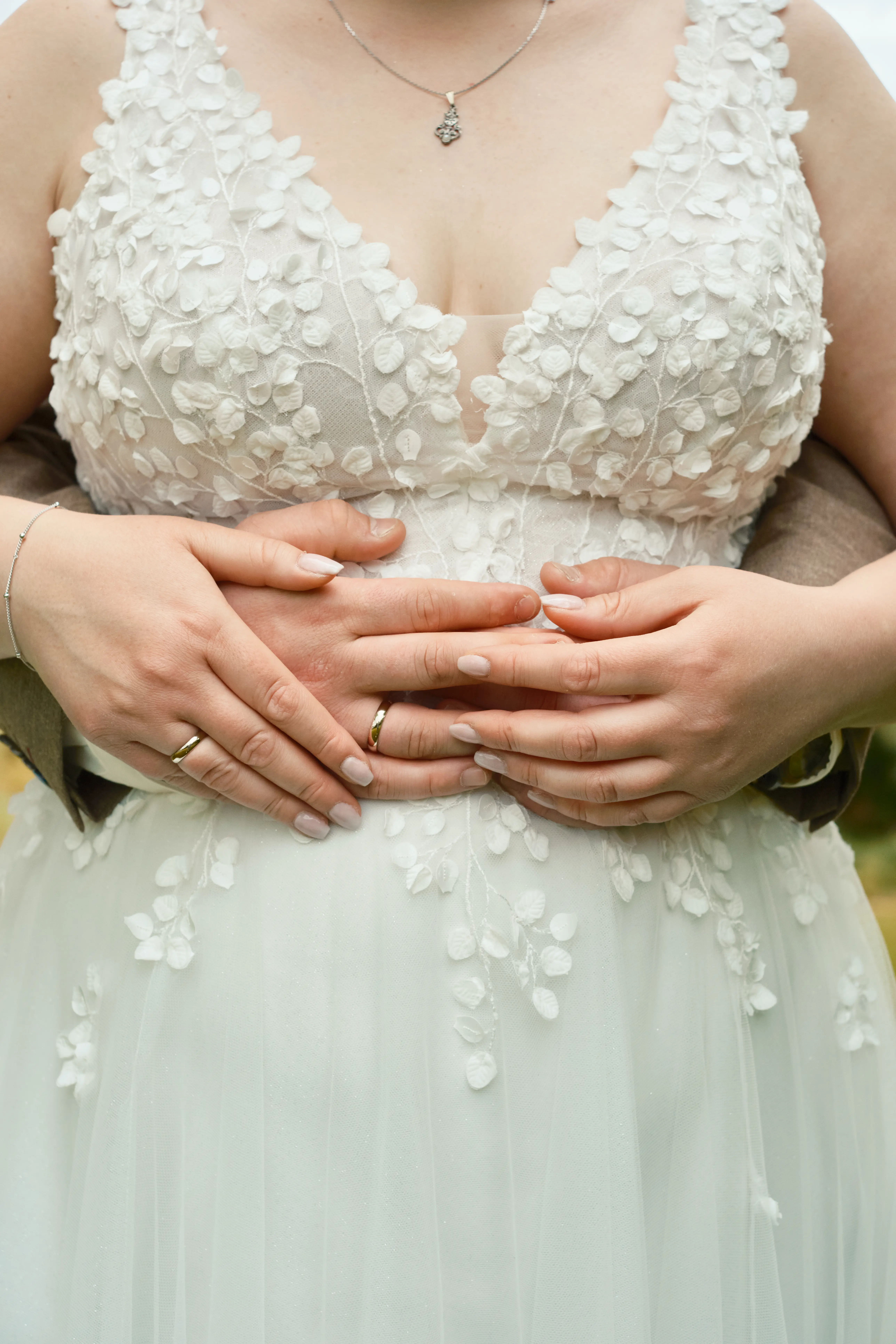 Hände eines Hochzeitspaares, mit sichtbaren Eheringen